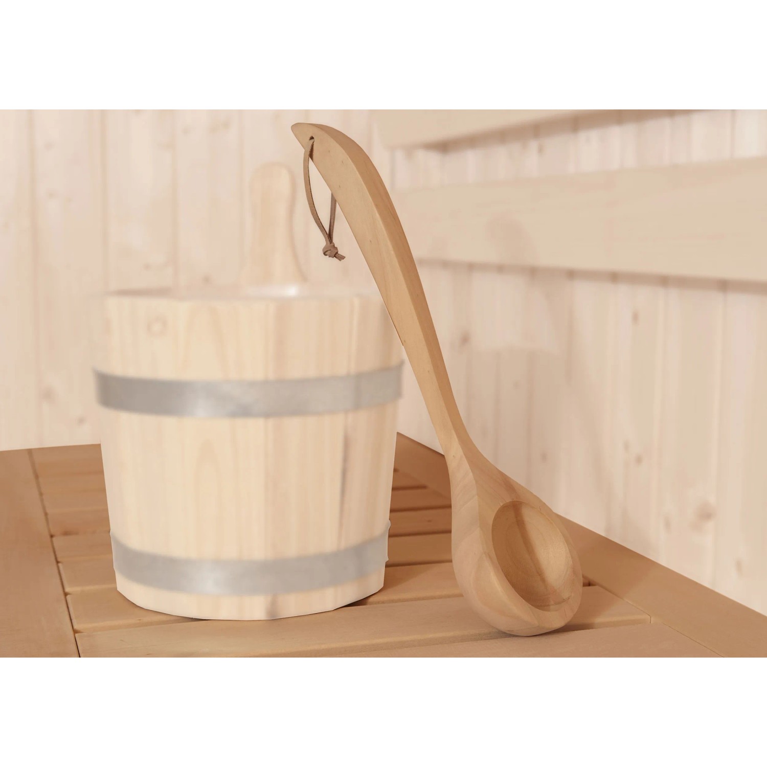 Weka Schöpfkelle aus Holz neben Saunaeimer, Zubehör für Saunaöfen im OBI Online-Shop.