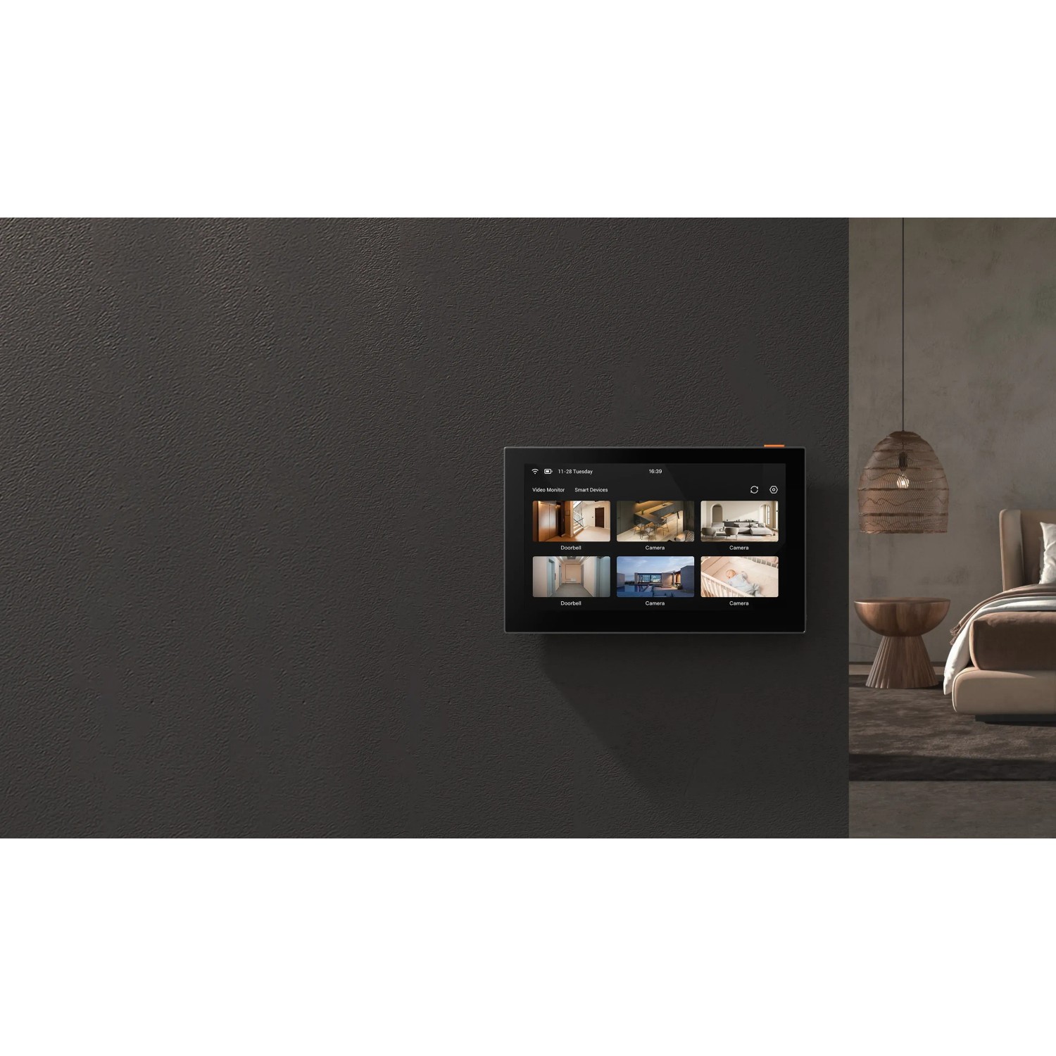 Ezviz Monitor mit Akku (17,8 cm) zur Kameraüberwachung an grauer Wand im Schlafzimmer.