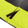 Detailaufnahme: Grüne Schutzabdeckung mit Klettverschluss am EXIT Silhouette Trampolin.