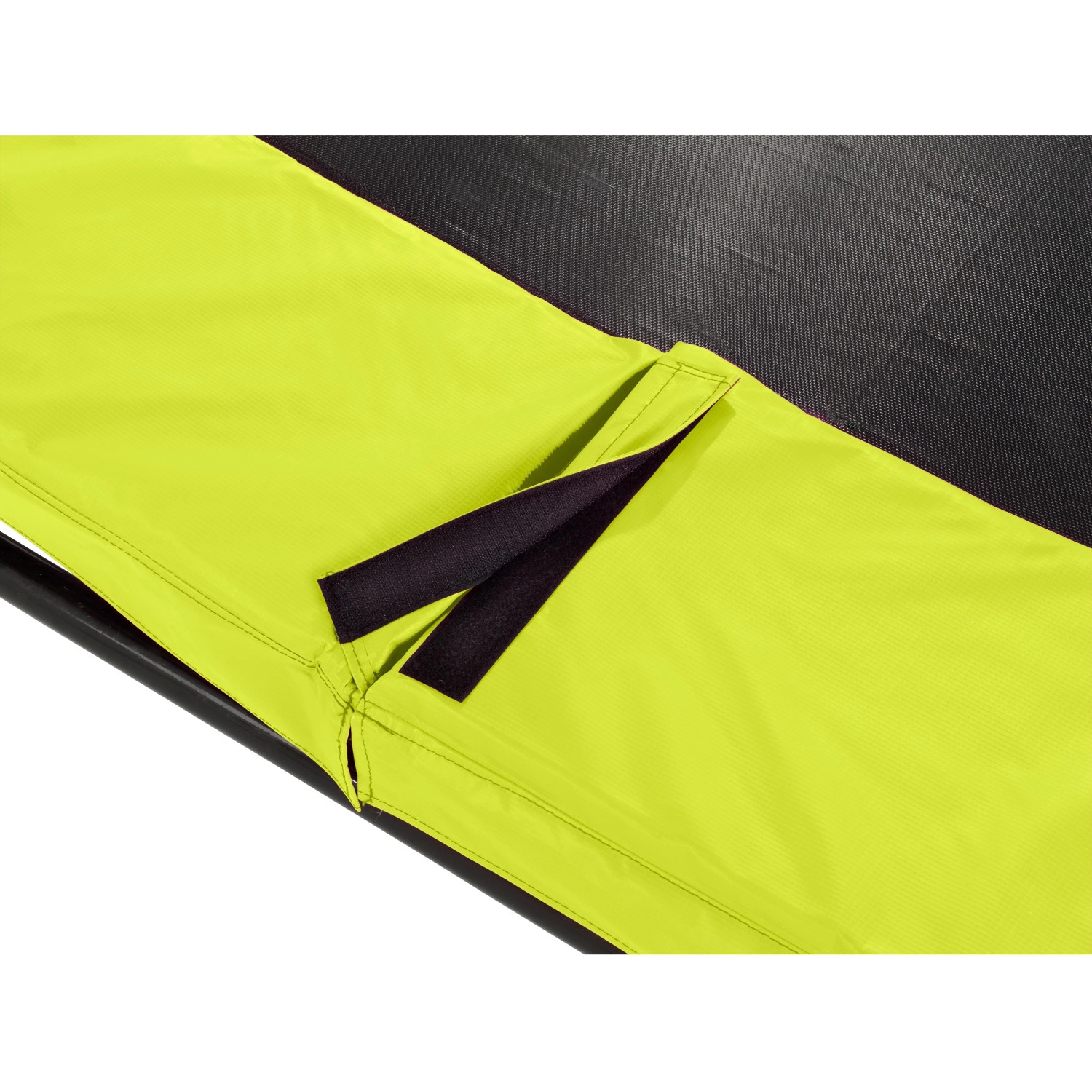 Detailaufnahme: Grüne Schutzabdeckung mit Klettverschluss am EXIT Silhouette Trampolin.