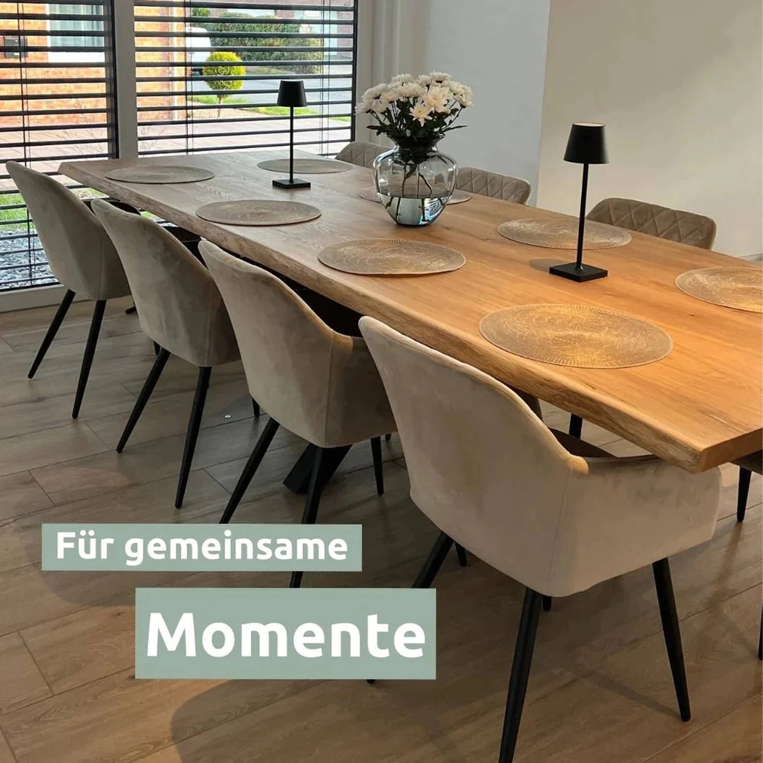 Massive Eiche Tischplatte mit Baumkante, Esstisch mit Stühlen und Deko.