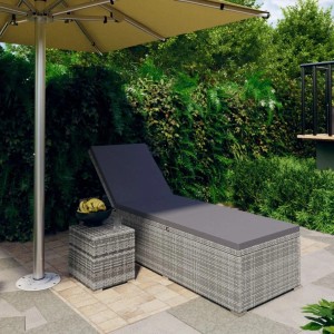 Graue Poly Rattan Sonnenliege mit Auflage und Tisch für Garten, Terrasse oder Balkon.