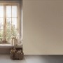 Raumansicht mit Vliestapete Beton in Perlweiß Creme, leicht strukturiert.
