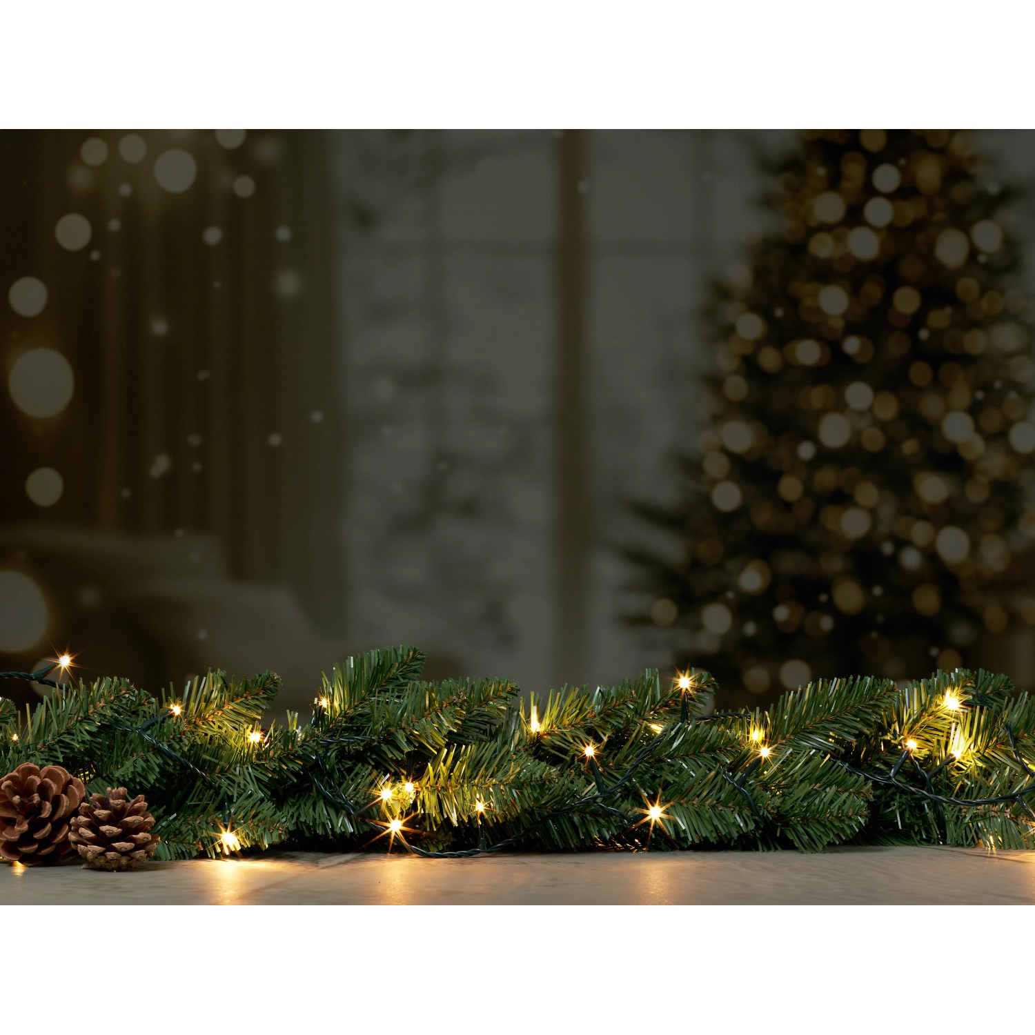 Dekorative Außen-Lichterkette mit 240 LEDs in Kalt- und Warmweiß, ideal für Weihnachten.