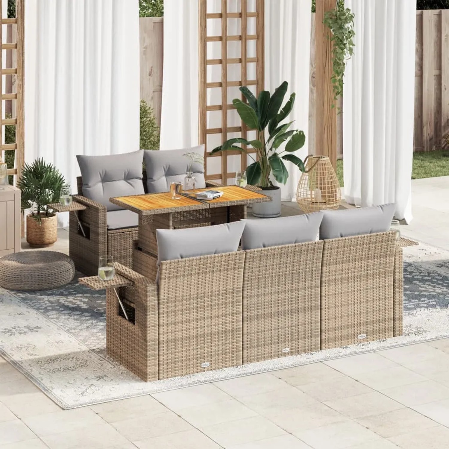 Beige 6-tlg. vidaXL Garten-Sofagarnitur aus Rattan mit Tisch und hellgrauen Kissen.