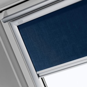 Velux Sichtschutzrollo, manuell, blau, für Dachfenster. Sorgt für Verdunkelung und Privatsphäre.