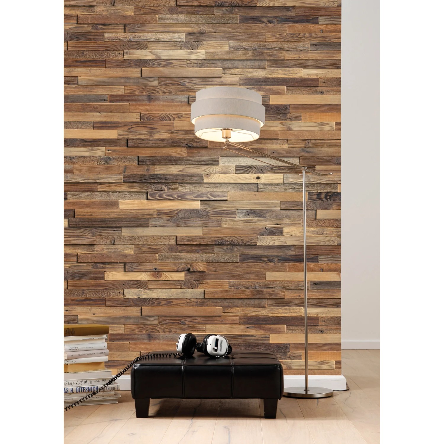 Komar Vlies Fototapete Chalet 200x250cm mit Holzpaneel-Optik im Wohnraum.