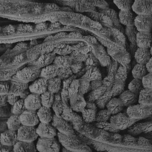 Anthrazitfarbene Bestlivings Kuscheldecke Jacquard Flanell, 150x200 cm, Detailaufnahme der weichen Textur.