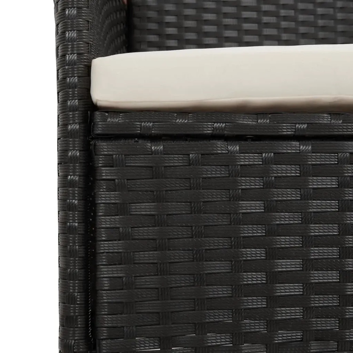 Detailaufnahme eines schwarzen Poly Rattan Gartenstuhls mit cremefarbenem Kissen aus der vidaXL Essgruppe.