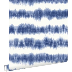 ESTAhome Vliestapete mit horizontalen indigoblauen Tie-Dye Shibori Streifen auf weißem Grund. Dekorative Tapete.