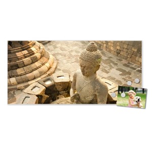 Weiße Magnettafel 78x37cm mit Buddha-Motiv und Magneten als Wanddekoration.