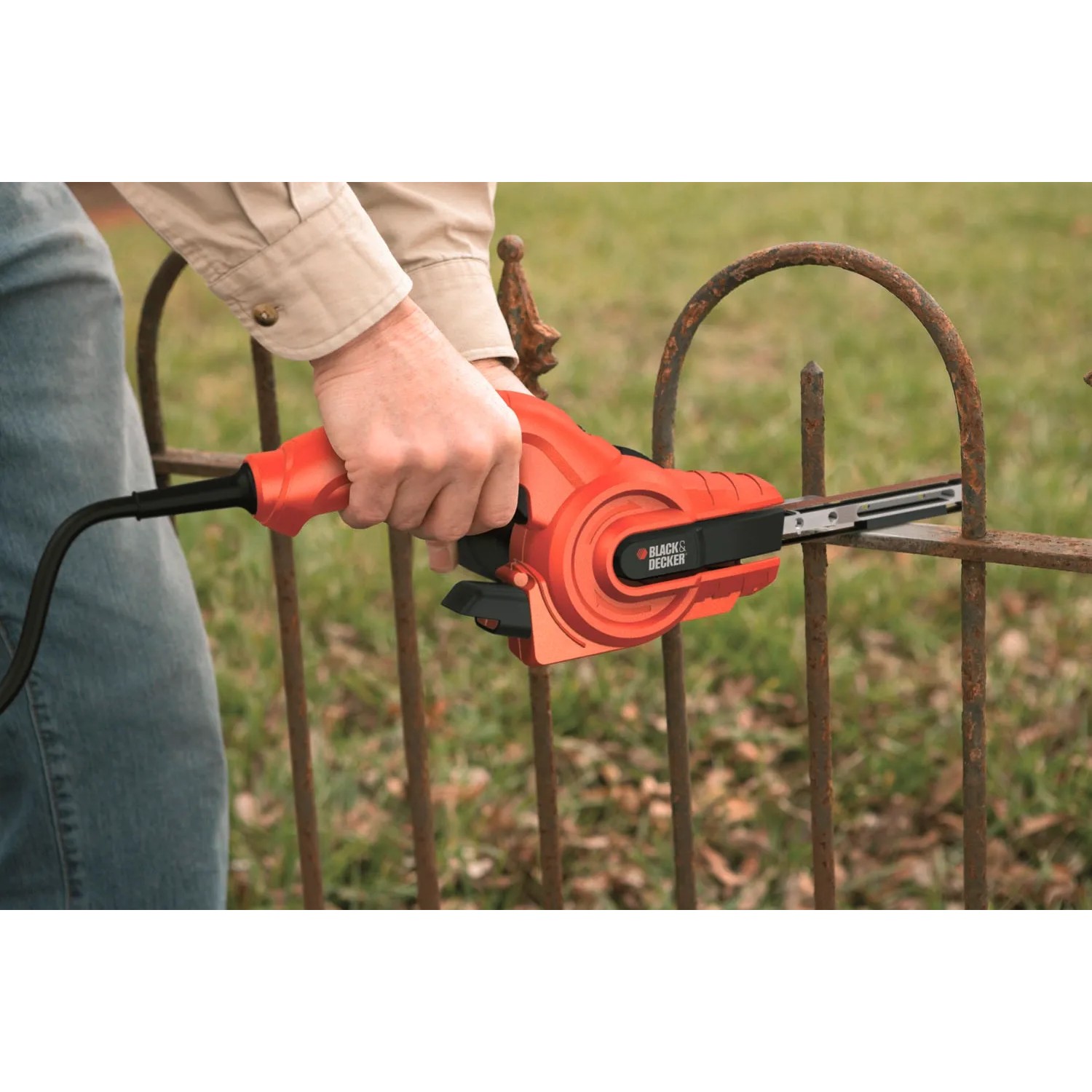 Black+Decker KA900E Powerfeile beim Schleifen eines Metallzauns.