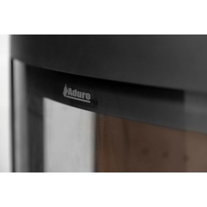 Detailaufnahme: Aduro 21 Stahl Kaminofen, schwarz, mit Aduro Logo auf der Ofentür.