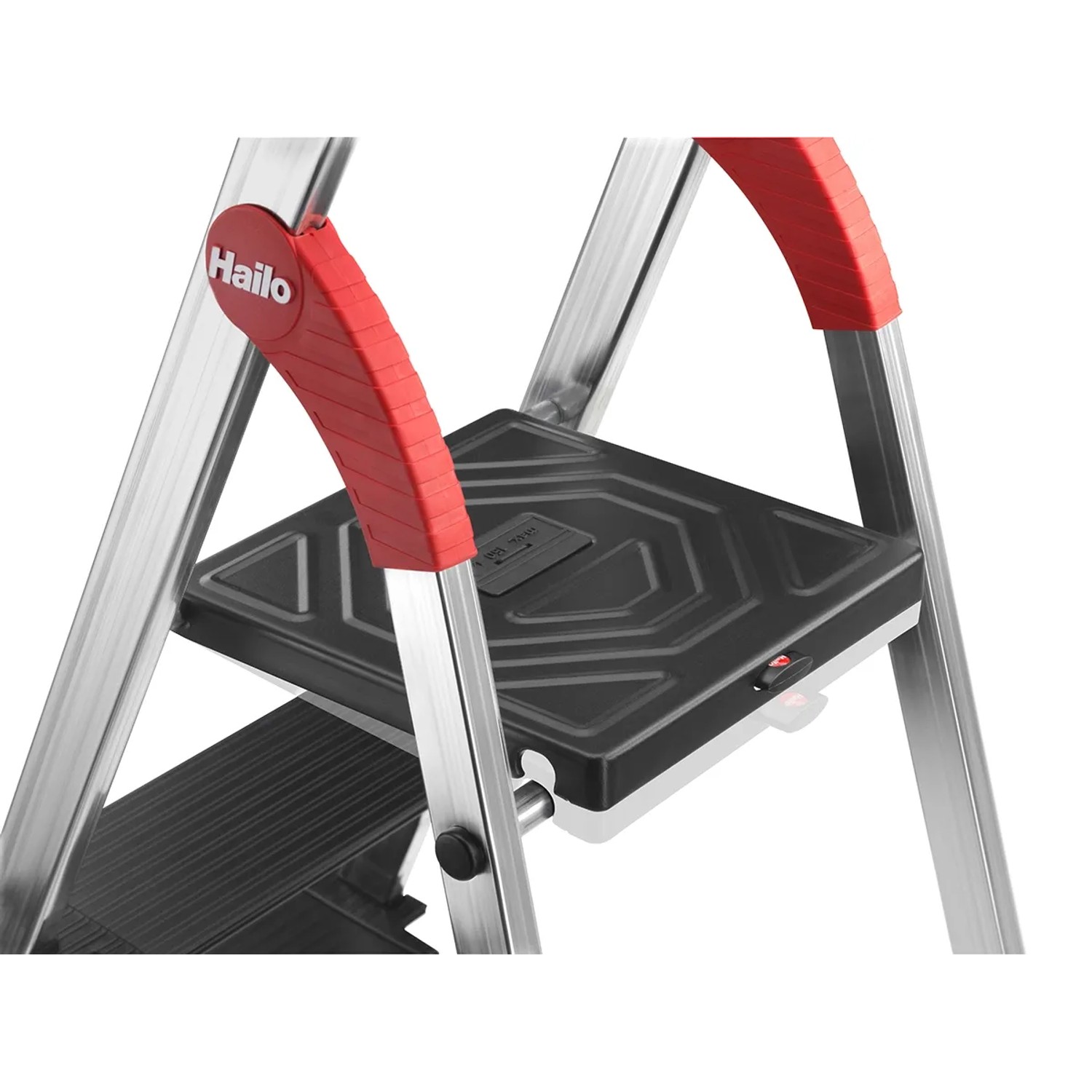 Detailansicht der Hailo Alu-Sicherheits-Stehleiter L100 TopLine mit breiter, geriffelter Stufe und rotem Haltegriff.