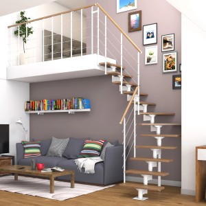 Dolle Mittelholmtreppe Boston mit Eichenstufen und weißem Metallgeländer in Wohnraum-Szene.