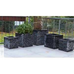 Verschieden große, anthrazit-graue Pflanzkübel in Steinoptik aus Fiberglas, quadratisch.