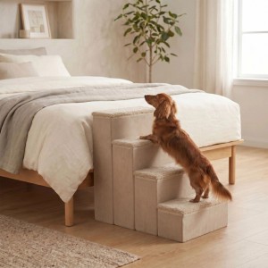 Beige Hundetreppe mit 4 Stufen neben einem Bett, ein Dackel steigt hoch. Faltbare Tiertreppe mit Stauraum.