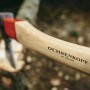 Ochsenkopf Forstaxt Universal Gold mit Hickory-Stiel und Axtkopf im Einsatz.