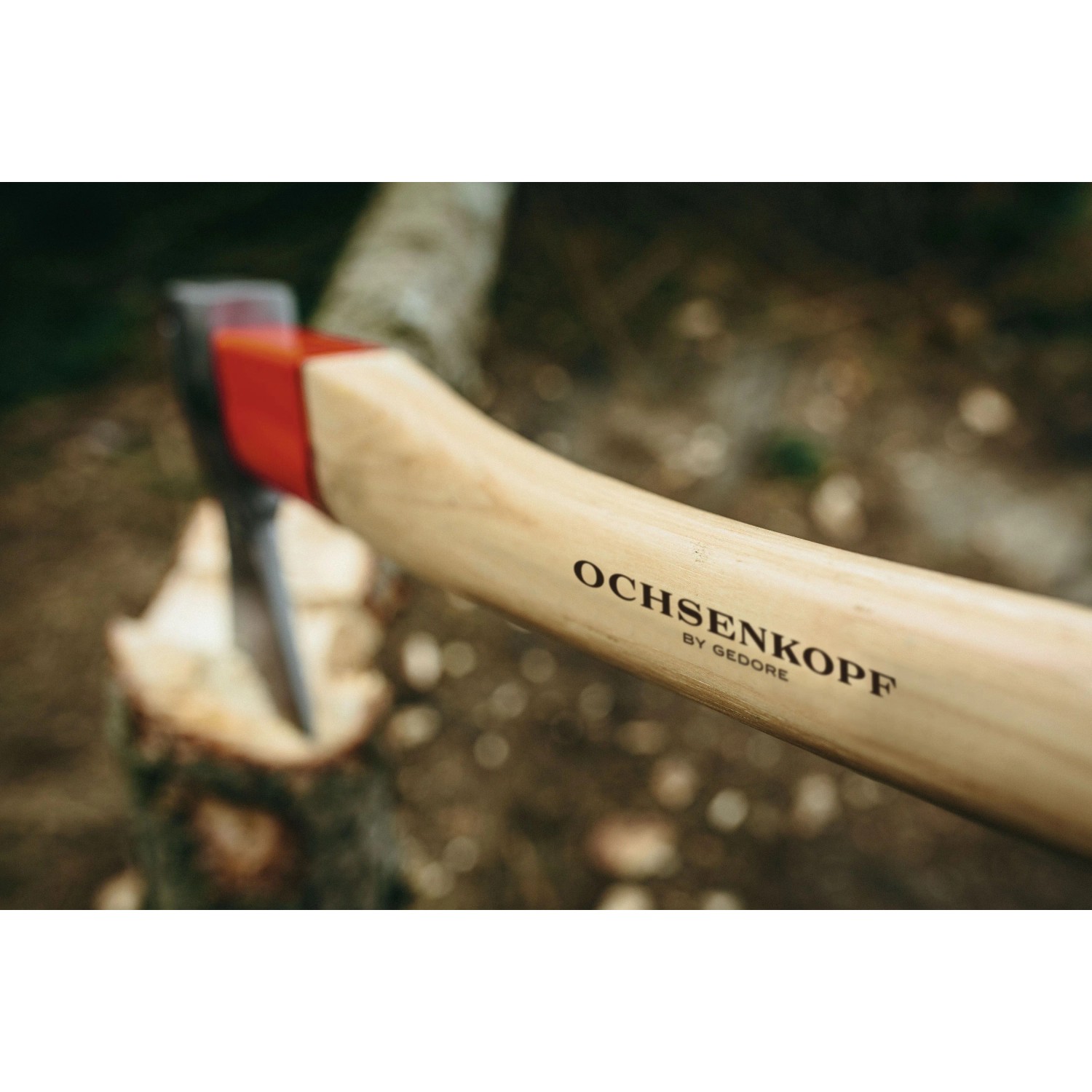 Ochsenkopf Forstaxt Universal Gold mit Hickory-Stiel und Axtkopf im Einsatz.