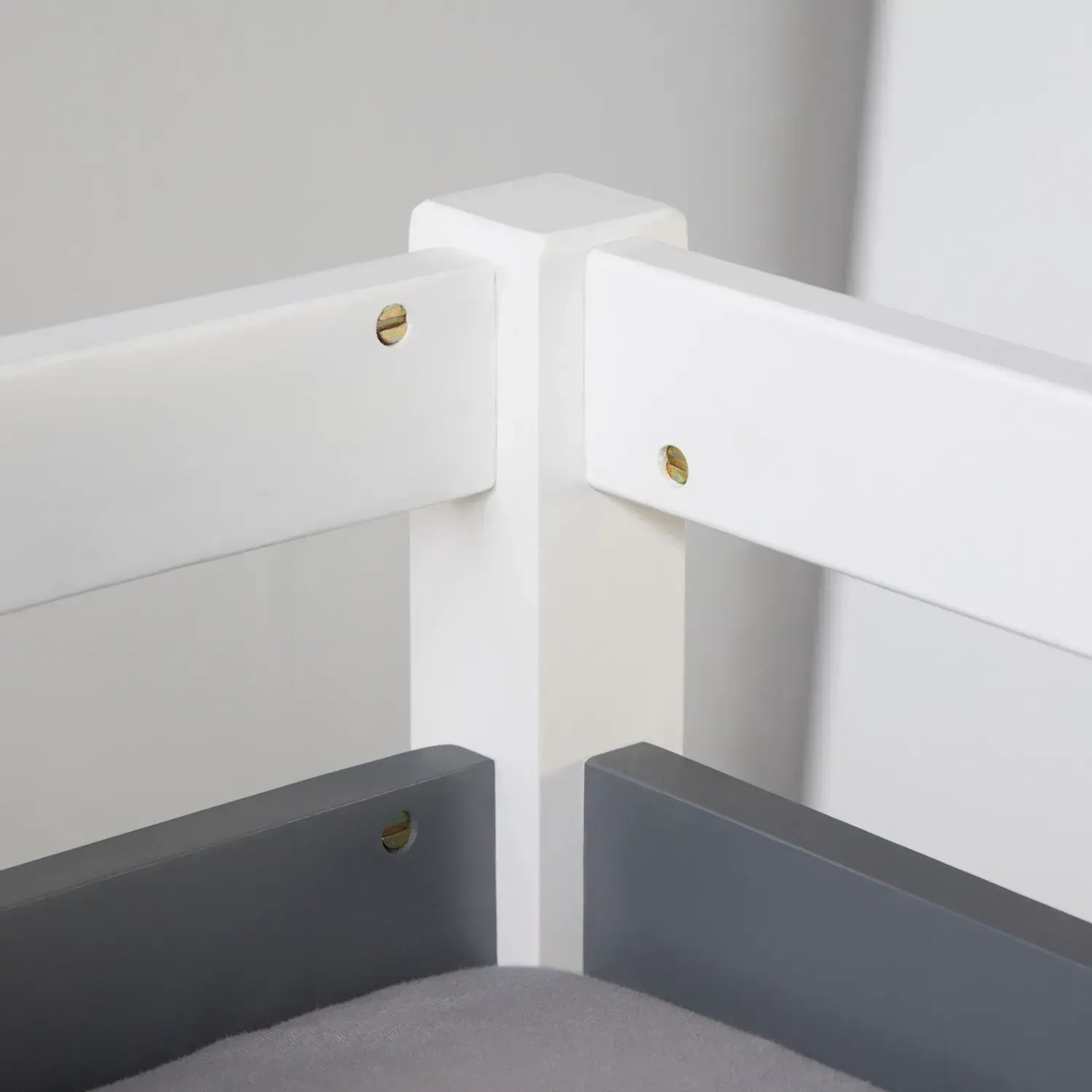 Detailansicht: Weißes Homestyle4u Hochbett mit grauen Akzenten, Eckverbindung.