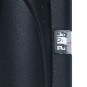 Detailansicht des In-Line Manometers einer schwarzen Topeak Mini Dual G Handpumpe, zeigt PSI-Skala.