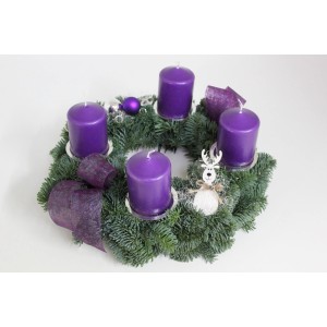 Adventskranz mit vier violetten Kerzen (Ø 30 cm), Tannengrün, Schleifenband und Deko.