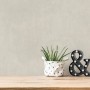 Beige-cremefarbene Vliestapete mit leichter Struktur an einer Wand, kombiniert mit Deko.