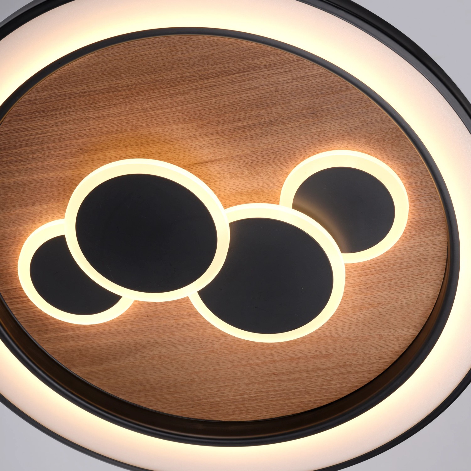 Paul Neuhaus LED-Deckenleuchte Eliza, Holz-Natur, Ø 60cm. Runde Deckenlampe mit Holz und schwarzen Akzenten.