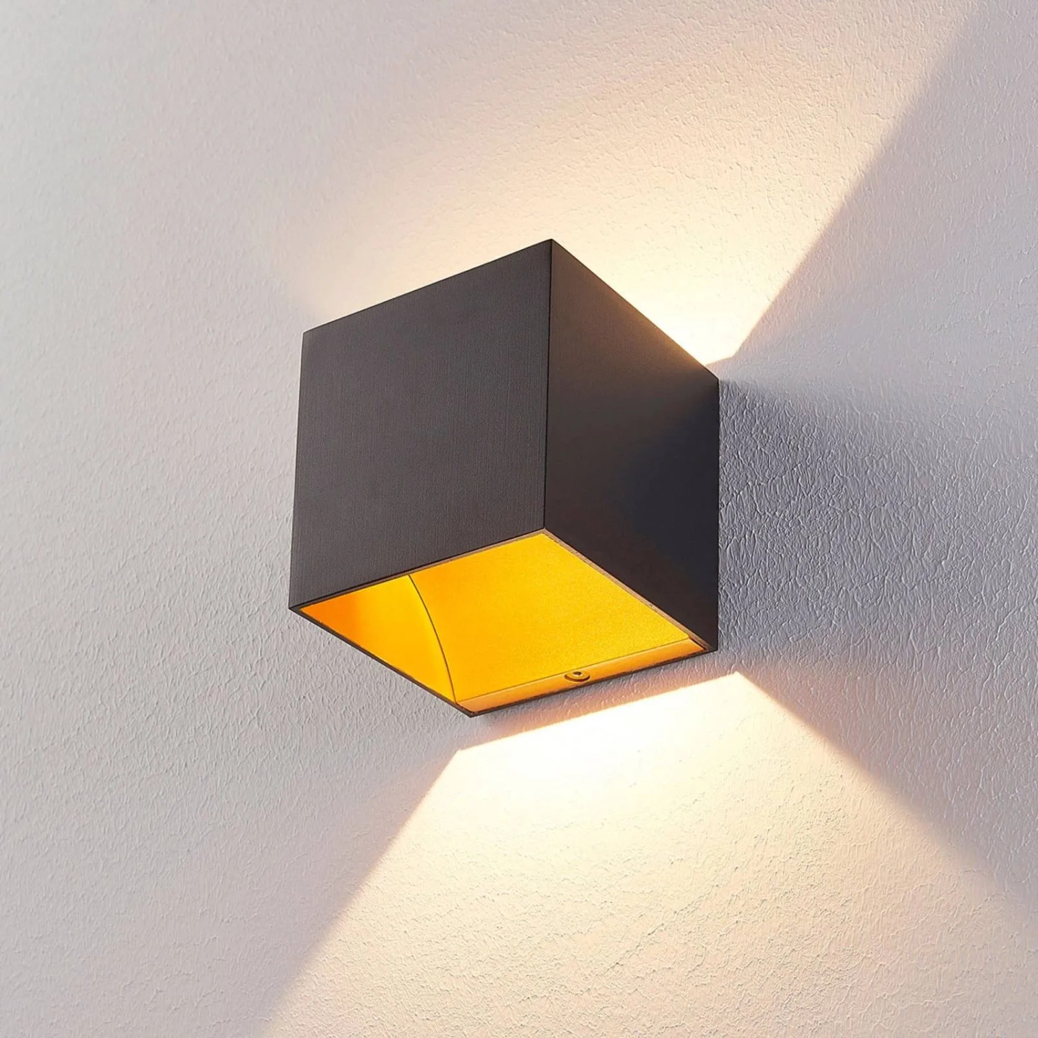 Moderne, schwarze Arcchio LED Wandlampe Zuzana aus Aluminium für Innenräume.