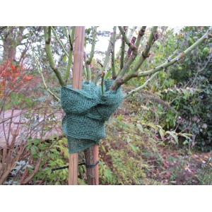 Grünes Videx Garden Deko-Juteband zum Schutz eines Baumstamms vor Frost und Sonne.