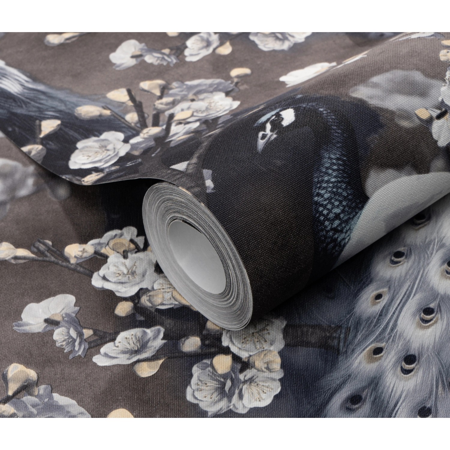 Erismann Vliestapete Play of Light Pavo Schwarz mit Pfauenmotiv und Blüten.