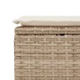 Detailansicht: Beige Gartenhocker aus Polyrattan mit cremeweißem Kissen, Teil der vidaXL Sofagarnitur.