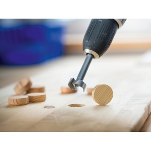LUX Forstnerbohrer (Ø 35 mm) im Einsatz an Holz mit Bohrmaschine. Holzbohrer für präzise Löcher.