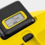 Detailaufnahme: Akku-Display des Kärcher WD 3 Battery Premium Nass- & Trockensaugers mit Akku-Laufzeit.