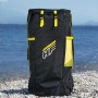 Bestway Hydro-Force SUP Fast Touring Board-Set: Schwarzer Rucksack mit gelben Details am Strand.