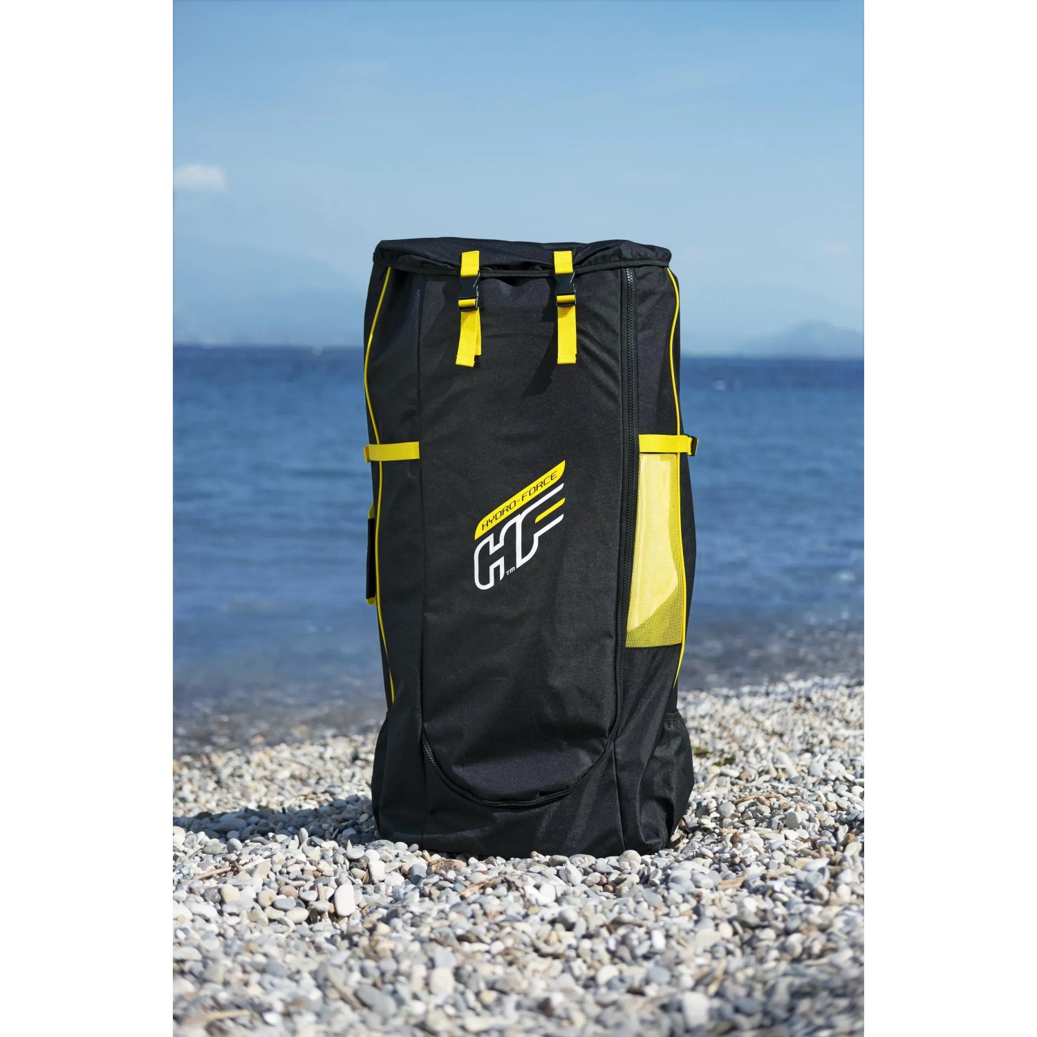 Bestway Hydro-Force SUP Fast Touring Board-Set: Schwarzer Rucksack mit gelben Details am Strand.