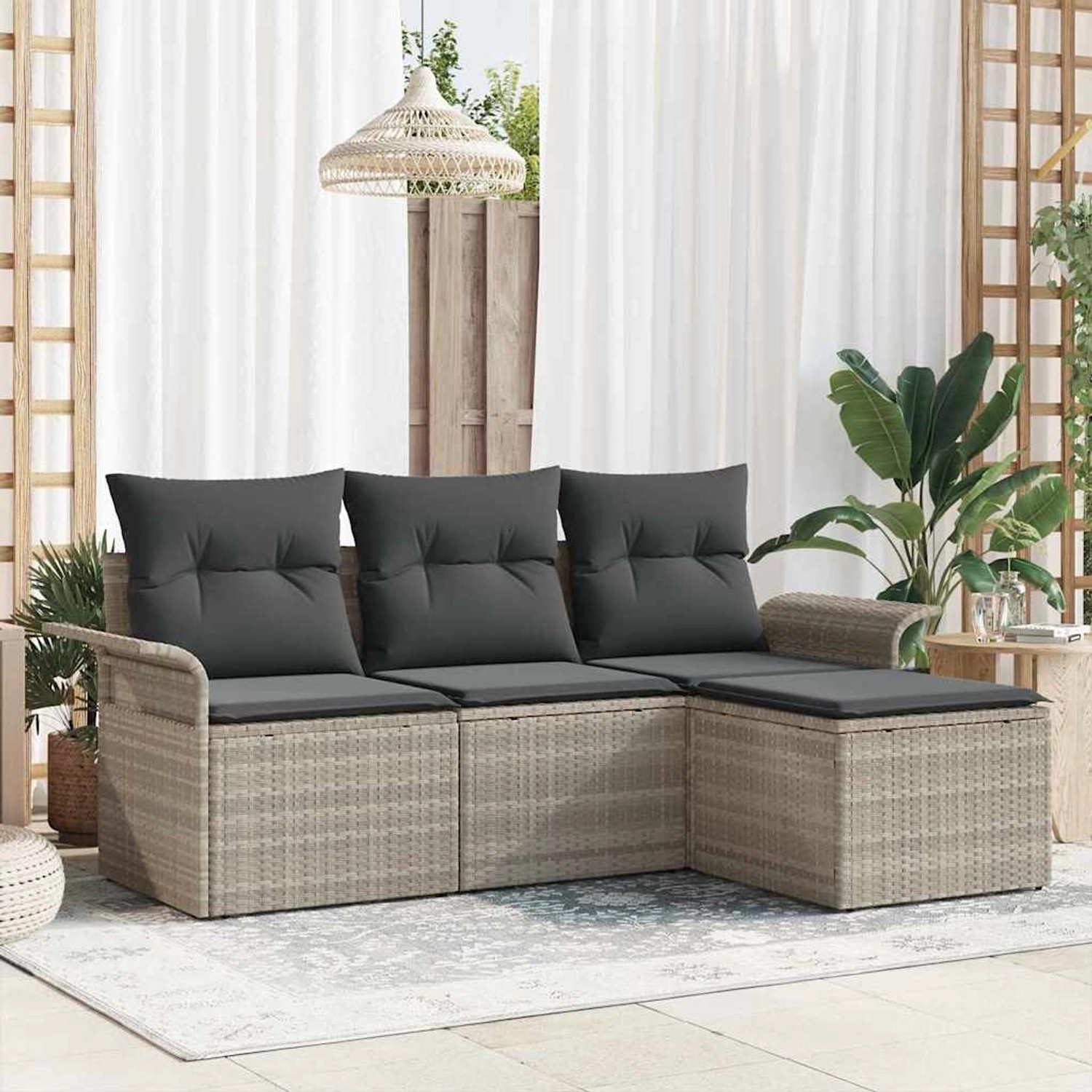Hellgraues 4-teiliges Garten-Sofa-Set aus Poly Rattan mit grauen Kissen.