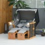 Hellgrauer Outsunny Strandkorb aus Holz und Rattan mit ausziehbaren Fußstützen und Klapptischen.
