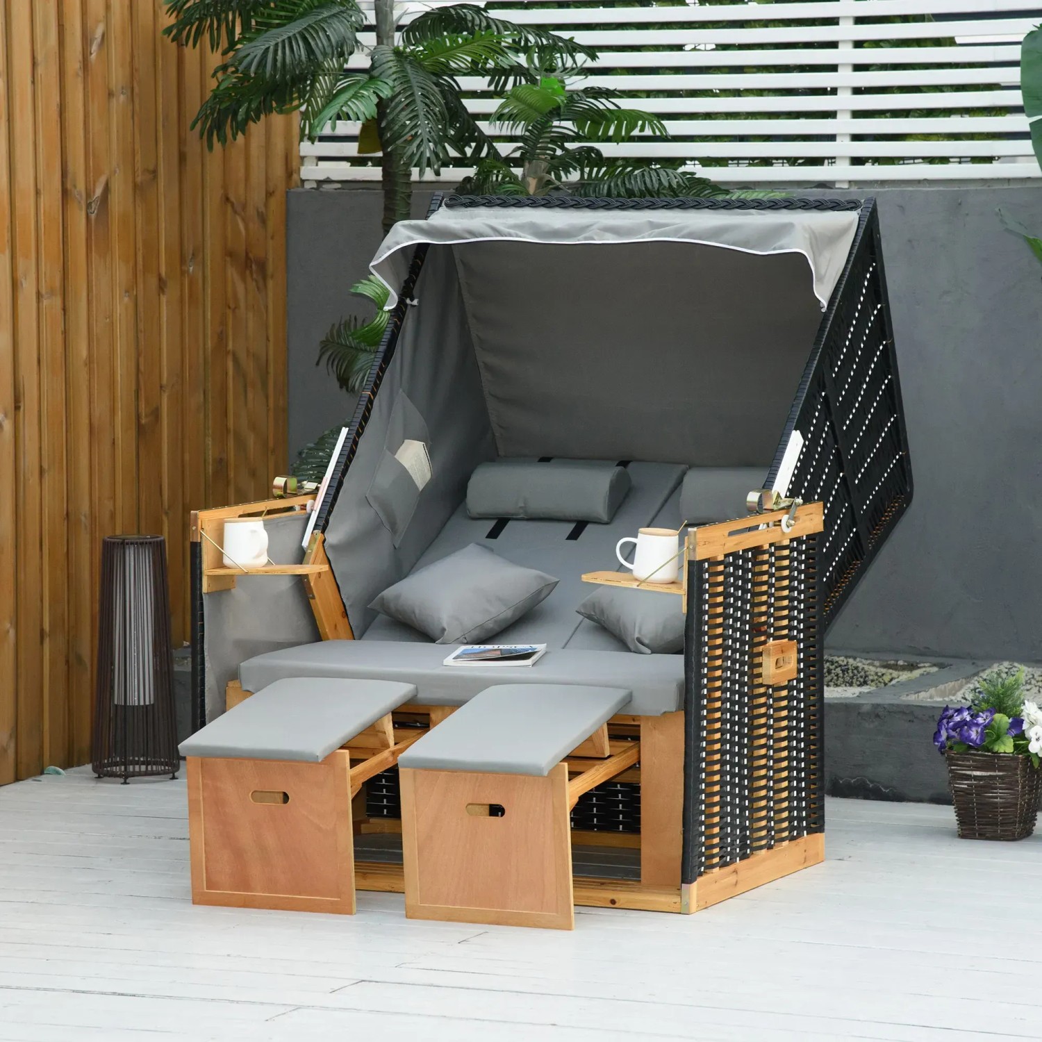 Hellgrauer Outsunny Strandkorb aus Holz und Rattan mit ausziehbaren Fußstützen und Klapptischen.