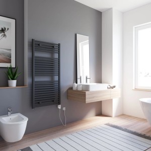 Schulte Design-Heizkörper München, mattschwarz, elektrisch, im modernen Bad. Ideal als Handtuchtrockner.
