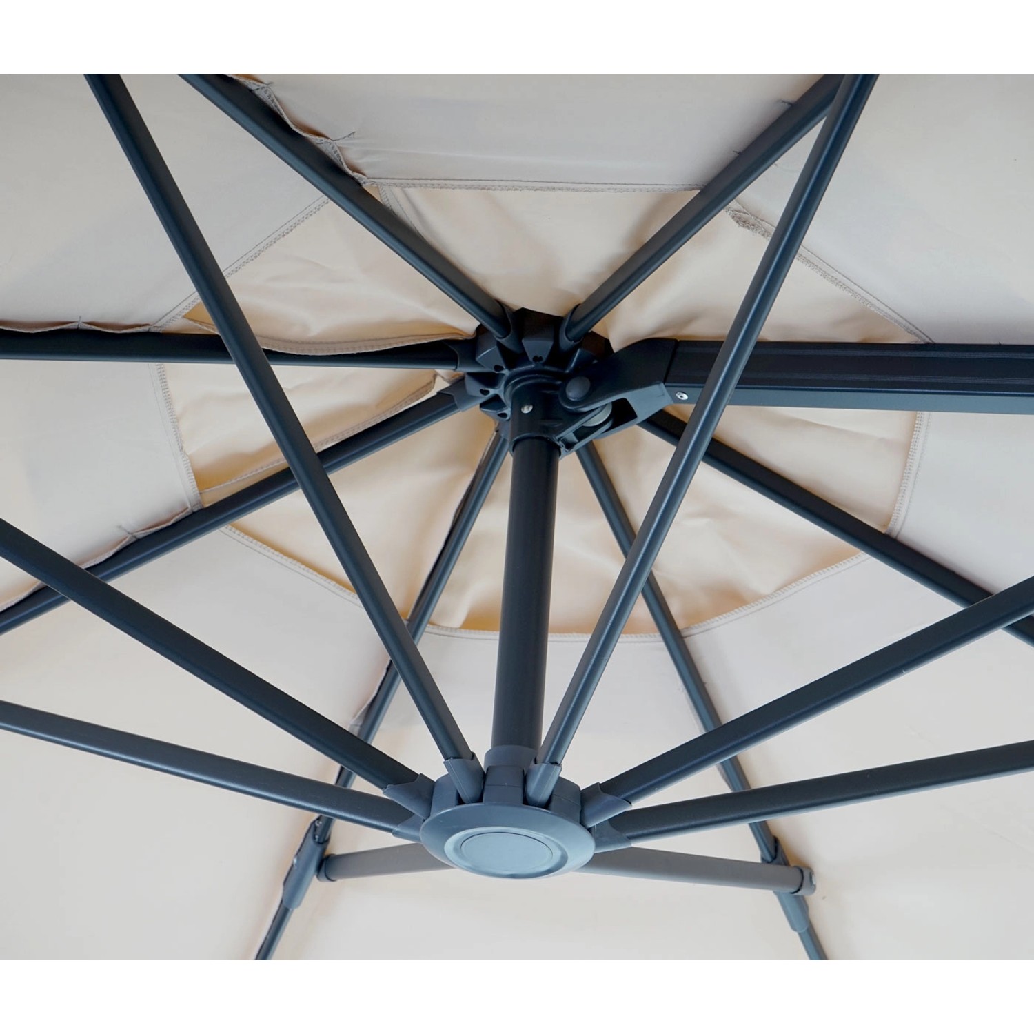 Detailaufnahme des cremefarbenen MCW Ampelschirm A96, zeigt das robuste Alugestell und die Konstruktion.