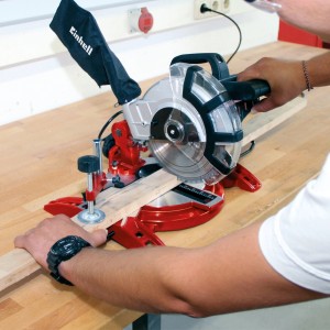 Einhell TC-MS 2112 Kapp- und Gehrungssäge in Nutzung, schneidet Holz auf einer Werkbank.