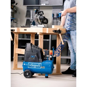 Scheppach HC30O Kompressor, 24 Liter, ölfrei, mit Druckluftschlauch im Einsatz in Werkstatt.