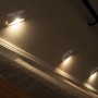 Mr.Beams MB710 Batterieleuchten mit Sensor als Nachtlichter an einer Wand.