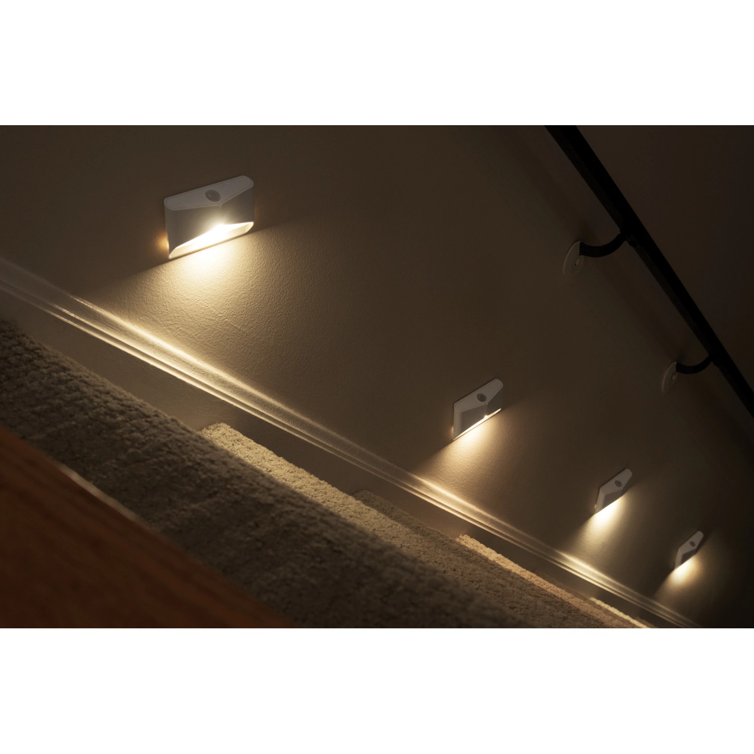 Mr.Beams MB710 Batterieleuchten mit Sensor als Nachtlichter an einer Wand.