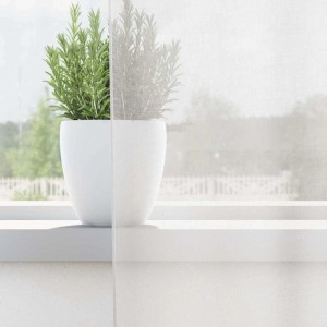 Weißer halbtransparenter Voile Vorhang mit Ösen am Fenster, filtert Licht und bietet Sichtschutz.