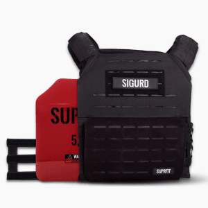 Schwarze Suprfit Sigurd 3D Gewichtsweste mit roter Platte. Verstellbare Trainings- & Laufweste für Sport & Fitness.