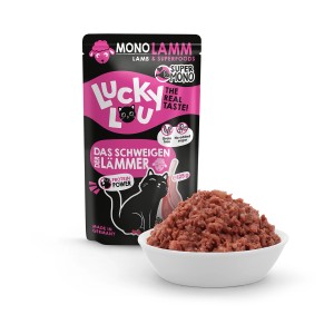 Lucky Lou Katzen-Nassfutter SuperMono Lamm, 125g Packung und Schale mit Futter.