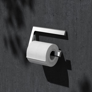 Verchromter WC-Papierhalter mit Toilettenpapierrolle an dunkler Wand. Modernes Bad-Accessoire.