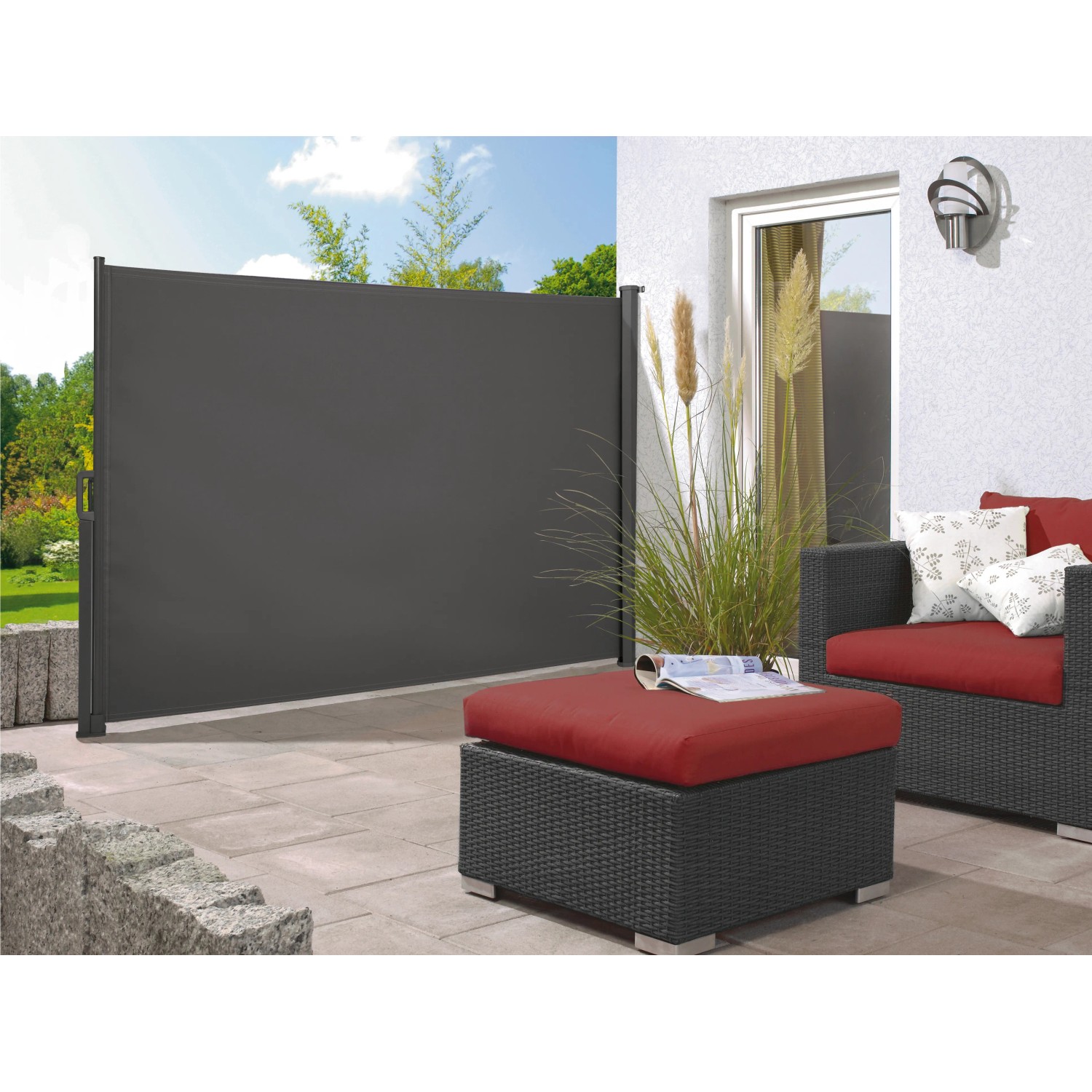 Anthrazitfarbene Seitenmarkise Livingston 3x1,5m als Wind- und Sichtschutz auf Terrasse.